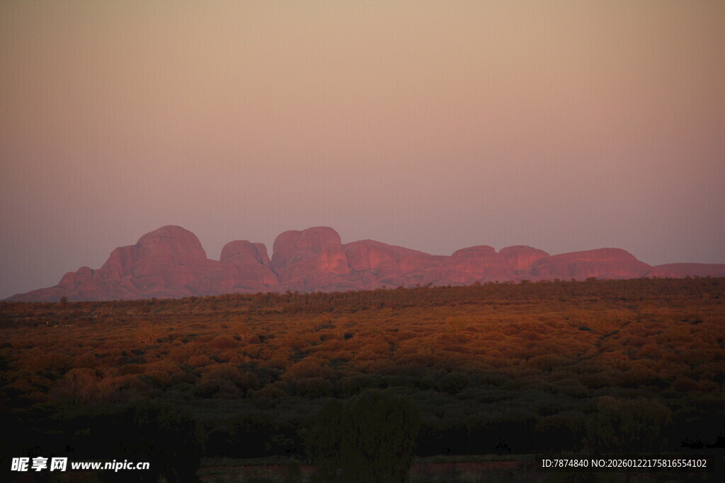 黄昏下的壮丽山峦景观