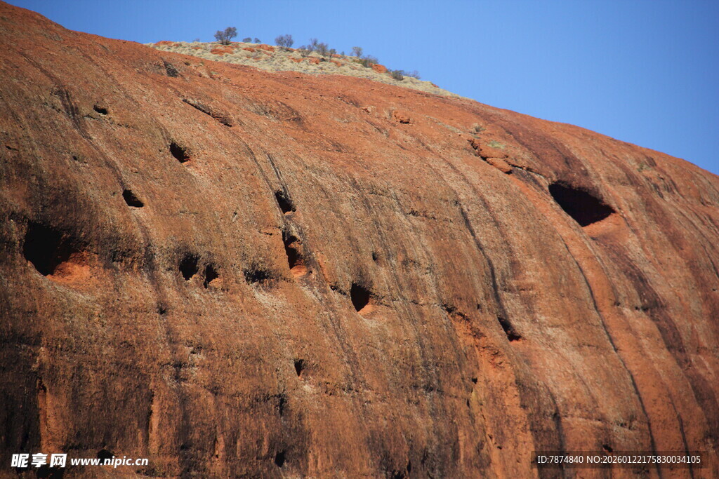 红色巨岩上的孔洞景观