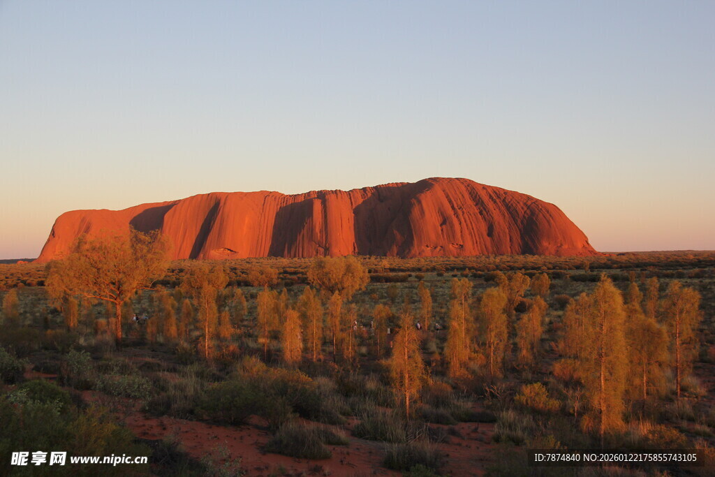 夕阳下的艾尔斯岩石景观