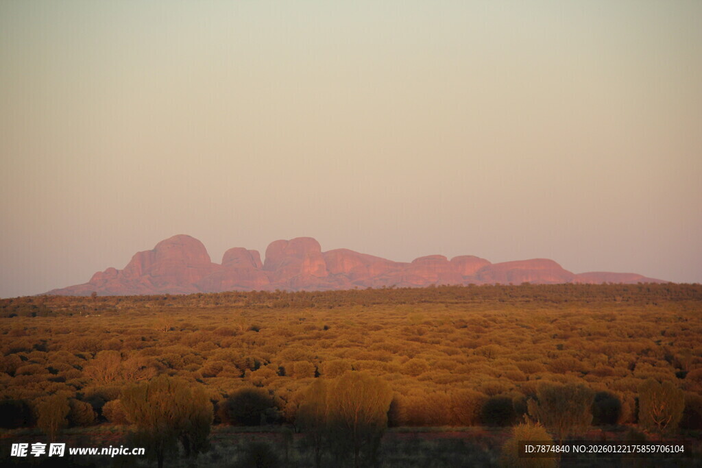 沙漠中的壮丽红色山峦