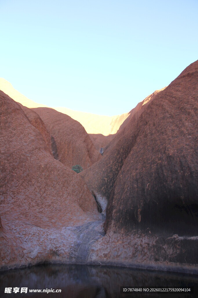 夕阳下的峡谷与水域