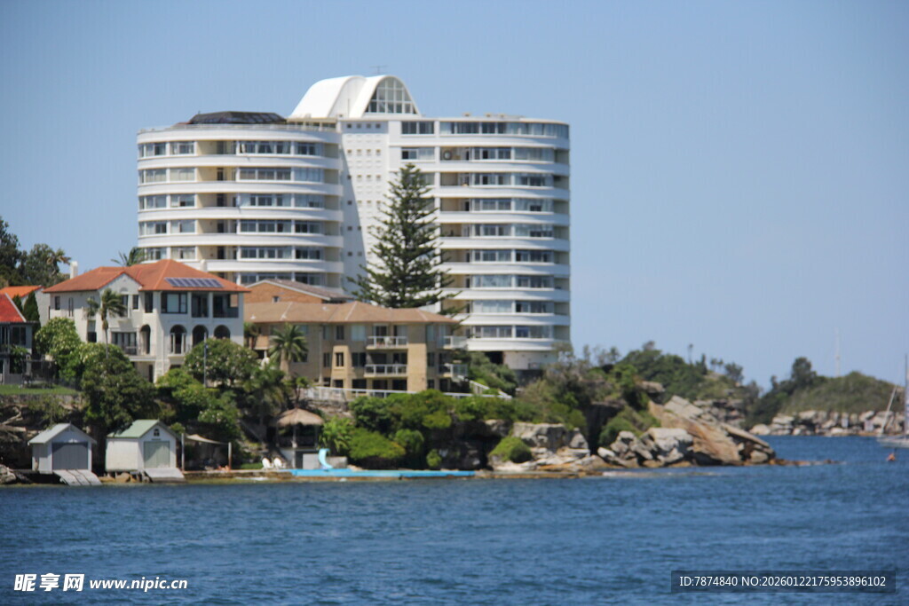 海滨旁的现代化高层住宅