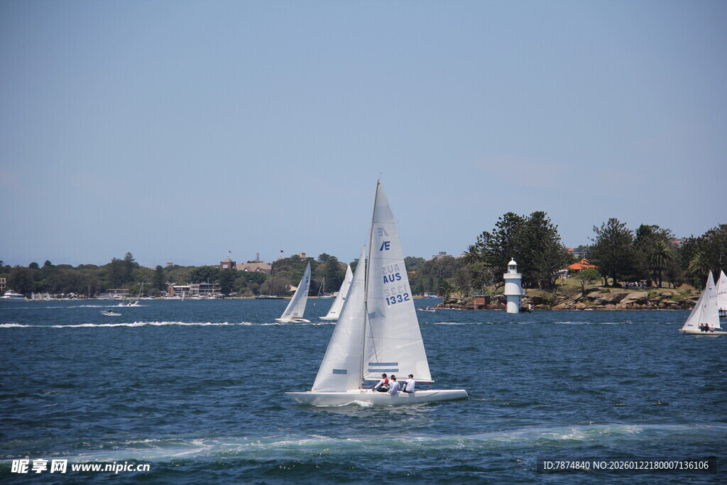 海上帆船航行美景