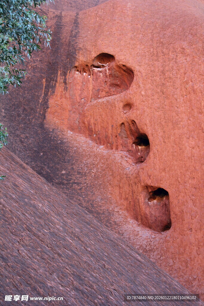 岩壁上的奇特洞穴