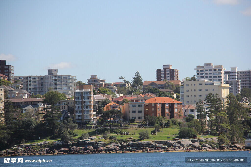 海滨城市建筑群景观