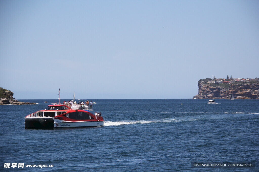 海上行驶的红白观光游船