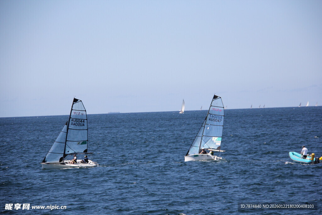 海上帆船航行画面