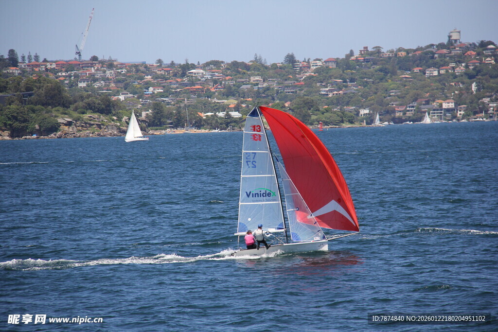 海上红帆帆船破浪前行