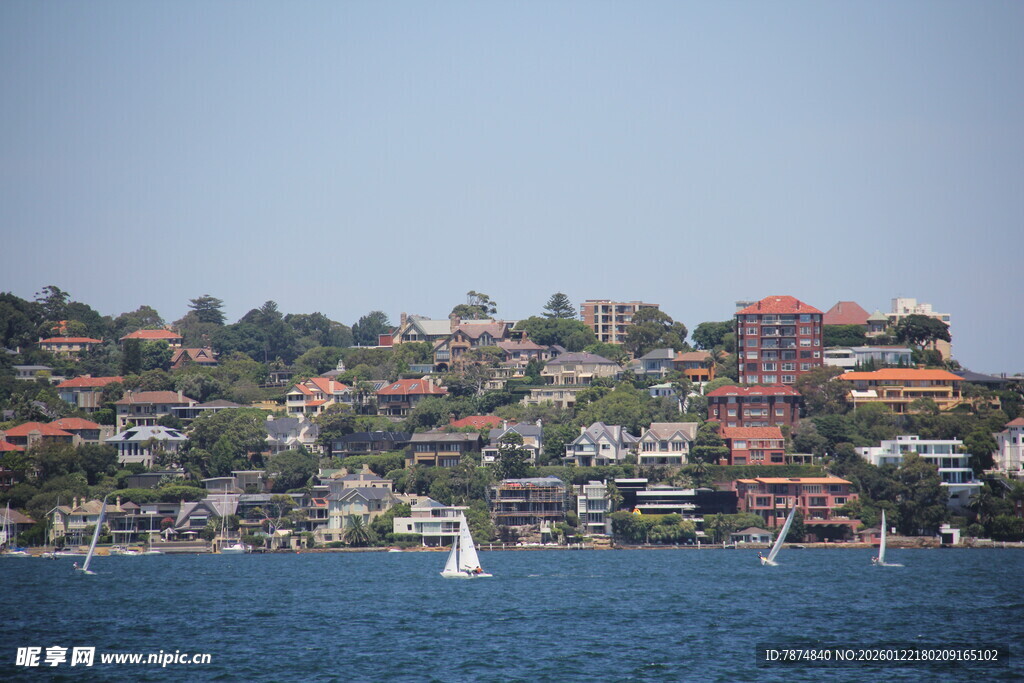 海滨小镇风光 帆船点缀