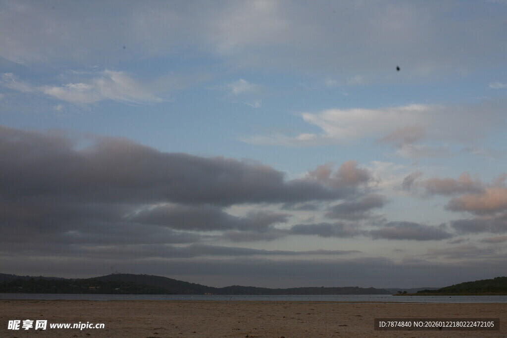 黄昏旷野上的天空景象