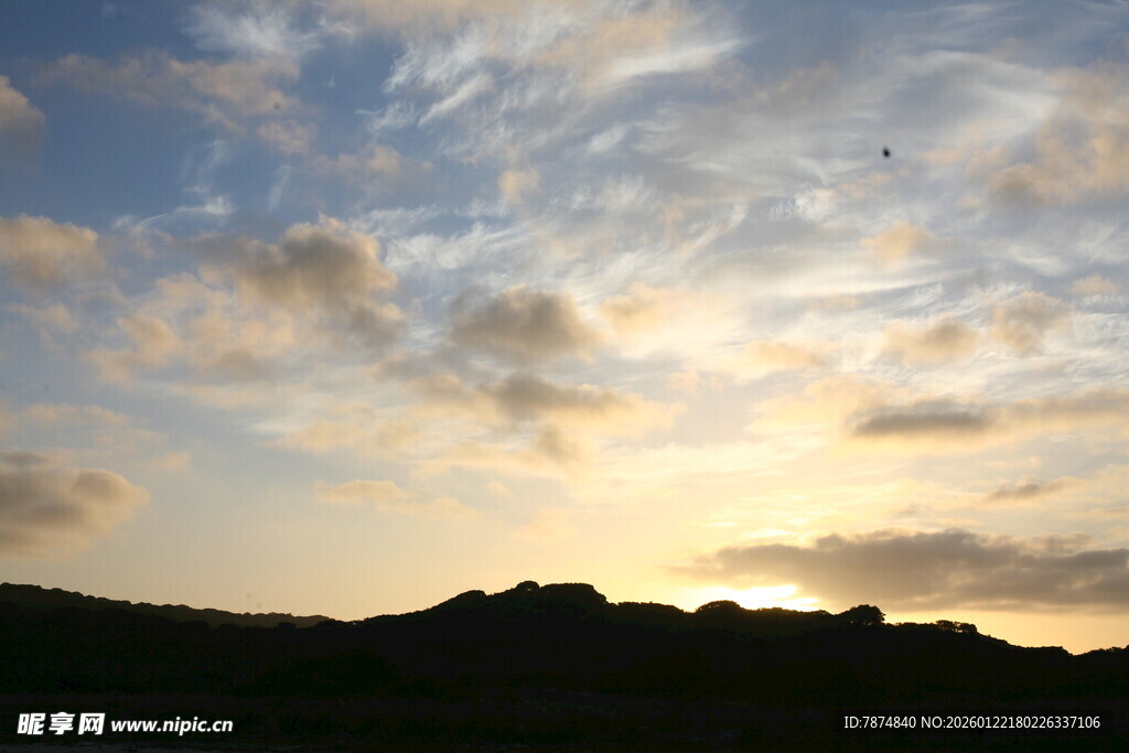日落时分的天空与山峦
