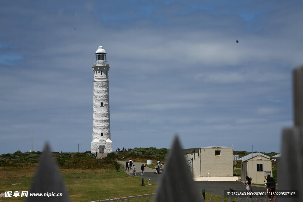 海岸边的高耸灯塔