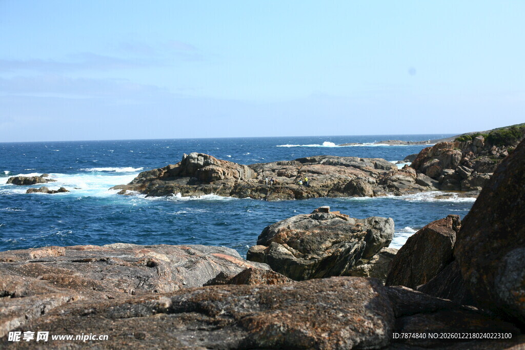 海边嶙峋礁石与蔚蓝大海