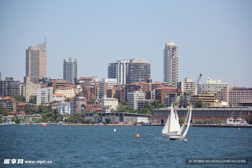 海滨城市帆船景致