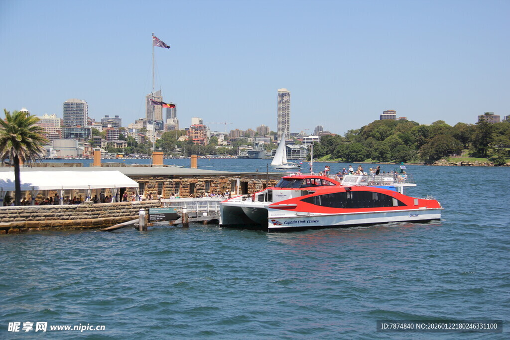 港口边的红白船只