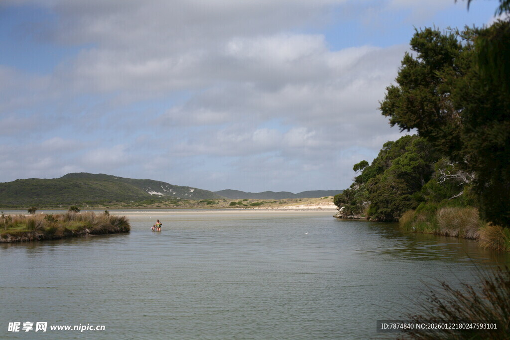 宁静河畔自然风光美景