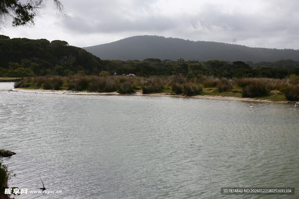 宁静山水间的开阔水域