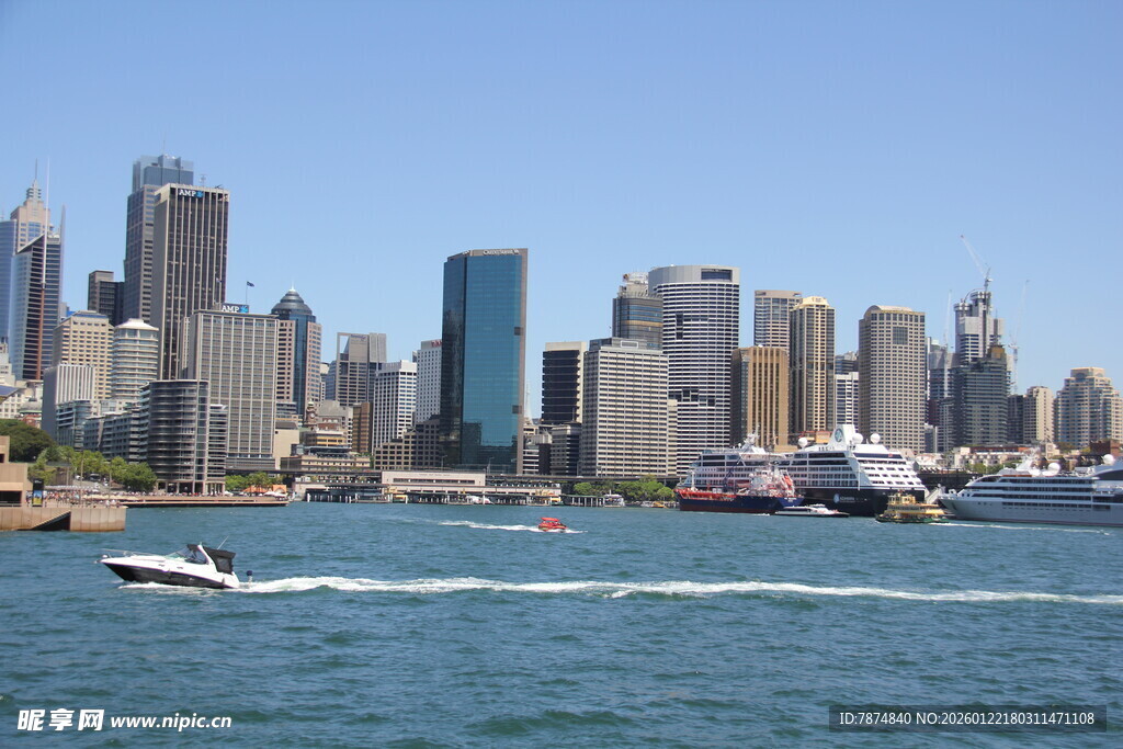 城市海滨风光 船只穿梭