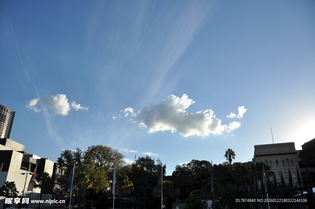 城市上空的晴朗蓝天