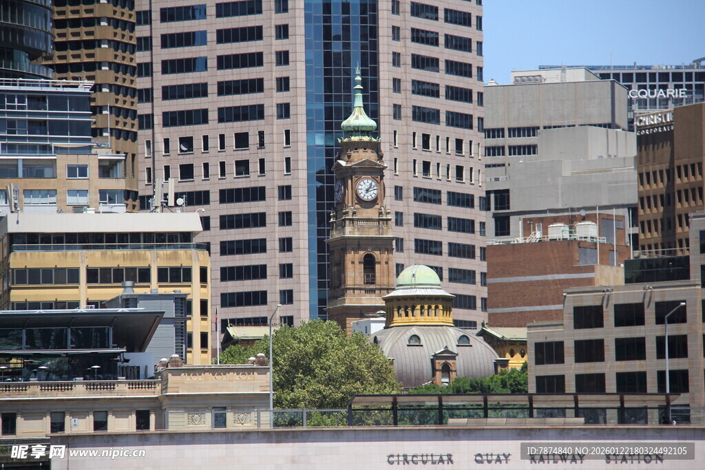 城市中古老钟楼与现代建筑