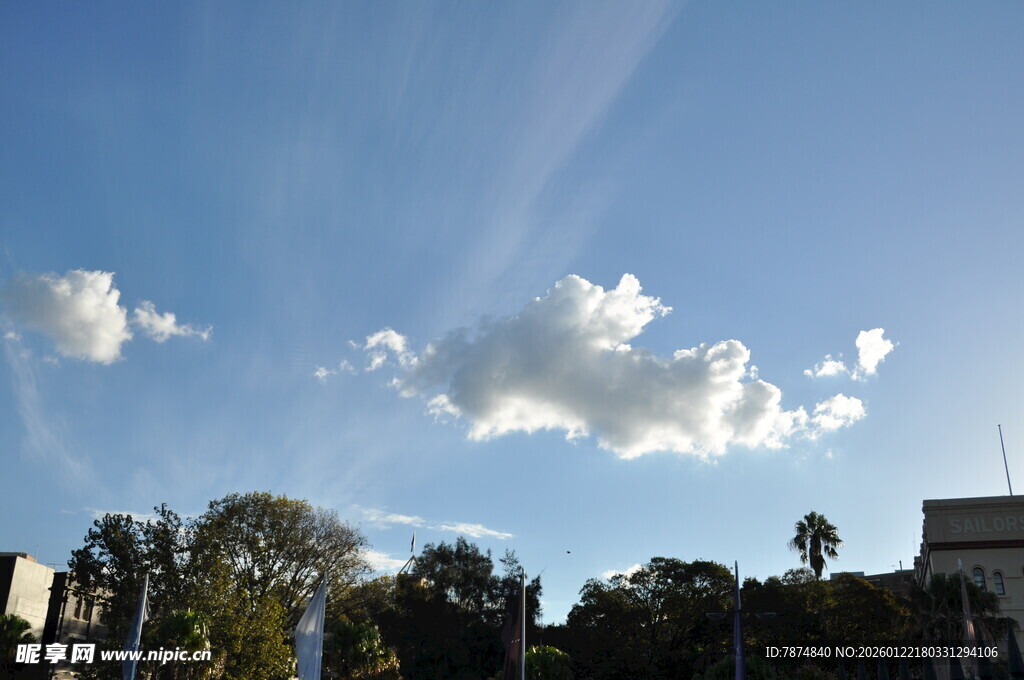 晴朗天空下的城市与云朵