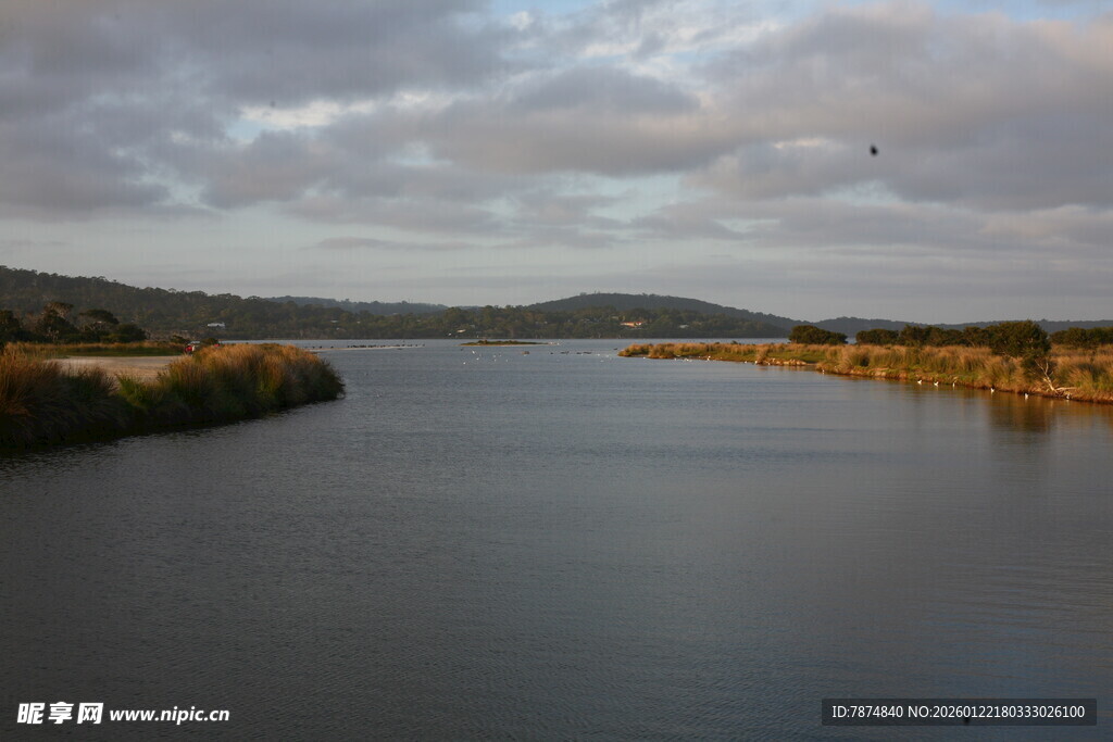 宁静湖泊与远处山峦景色