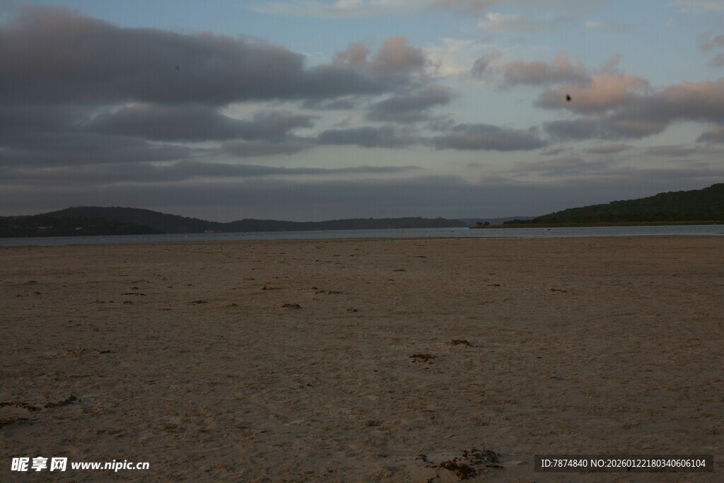 黄昏下的空旷沙地与远山