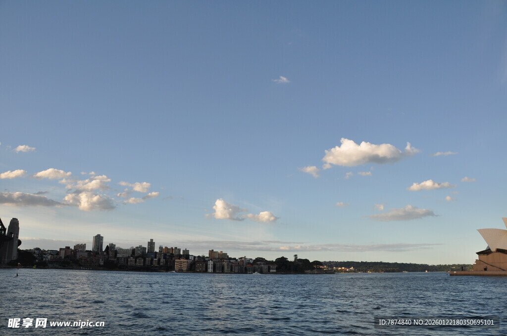 湖畔城市风光 云淡风轻