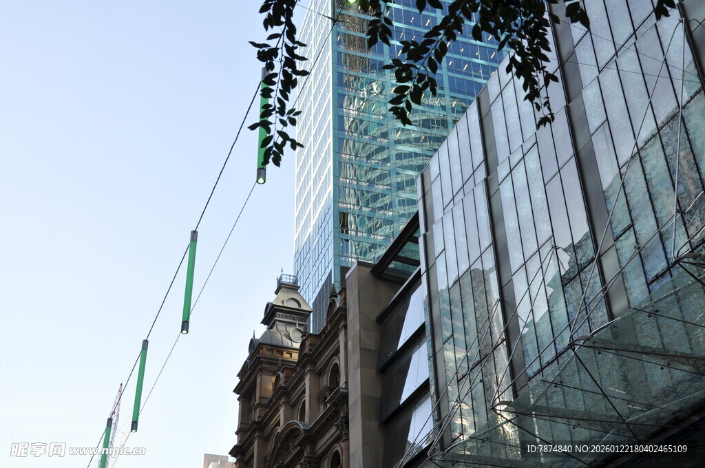 城市建筑间的悬挂装饰