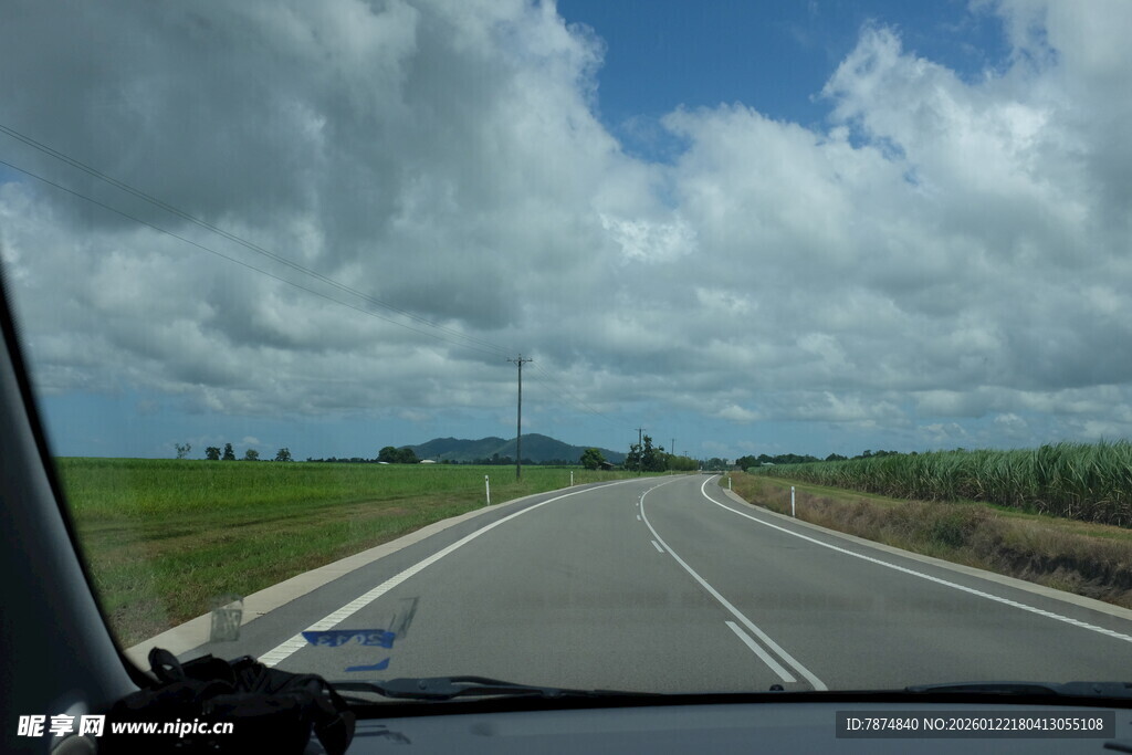 公路行车视野中的蓝天白云
