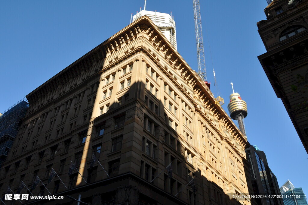古老建筑仰拍景象