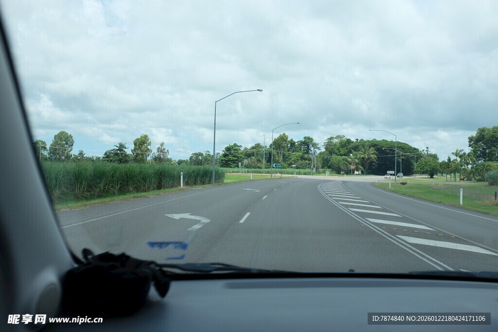 车内视角的公路行驶景象