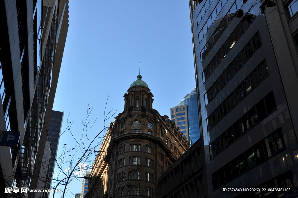 城市中古老建筑与现代高楼