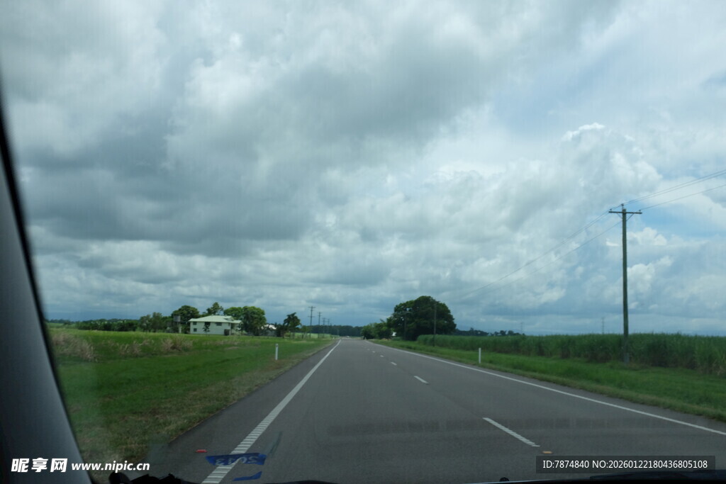 公路行车视角的天空景象