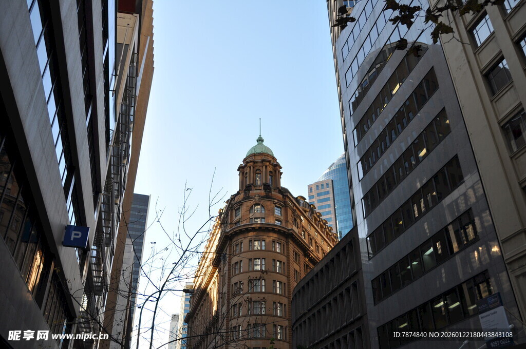 城市中古老建筑与现代高楼