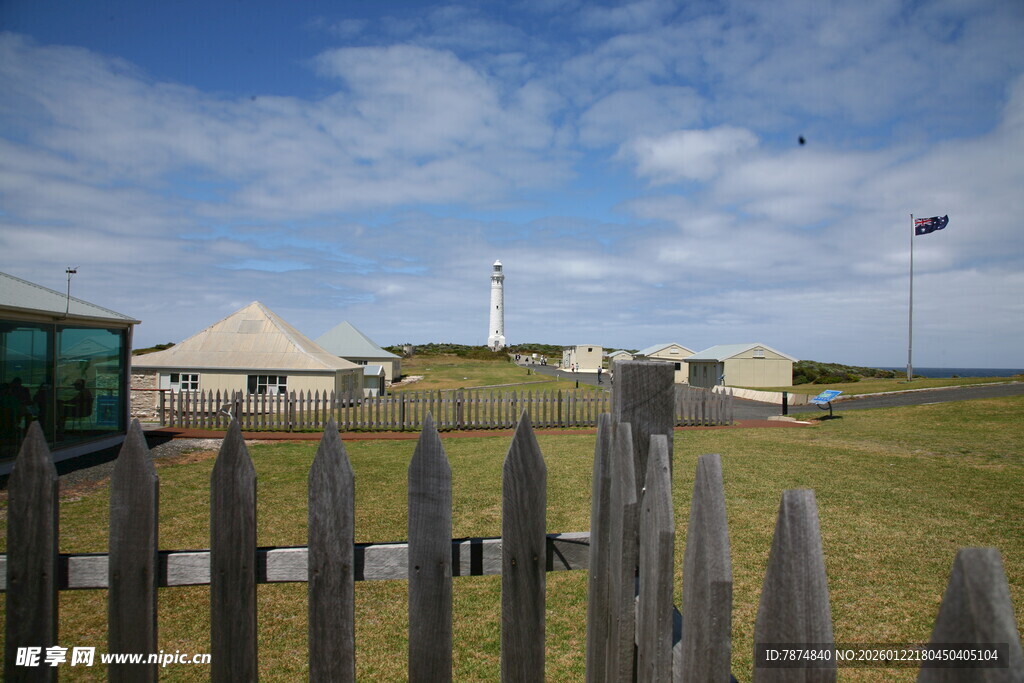 海边围栏旁的灯塔风景