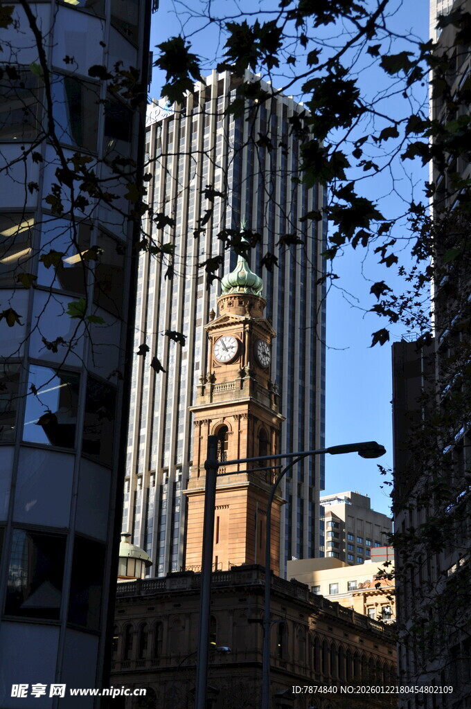 城市中古老钟楼与现代建筑