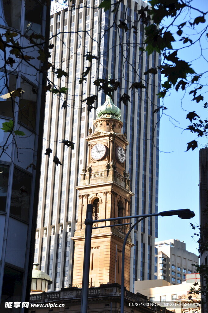 现代高楼间的古老钟楼