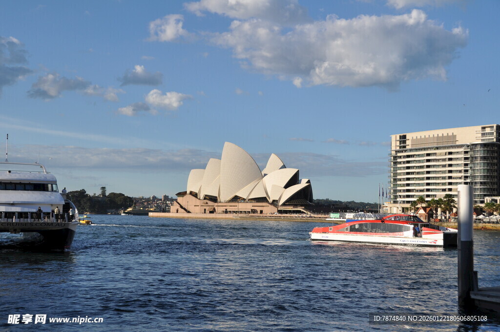 悉尼歌剧院旁的水上风光