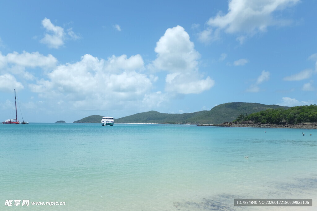 美丽海岛的清澈蓝色海域