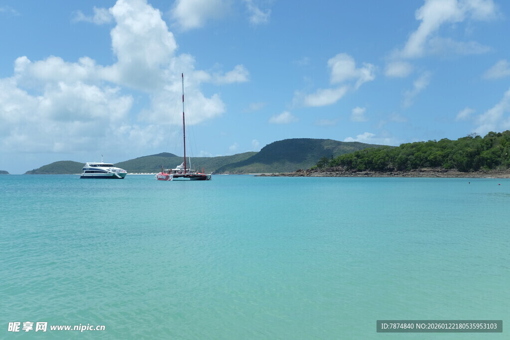 碧海蓝天中的帆船美景