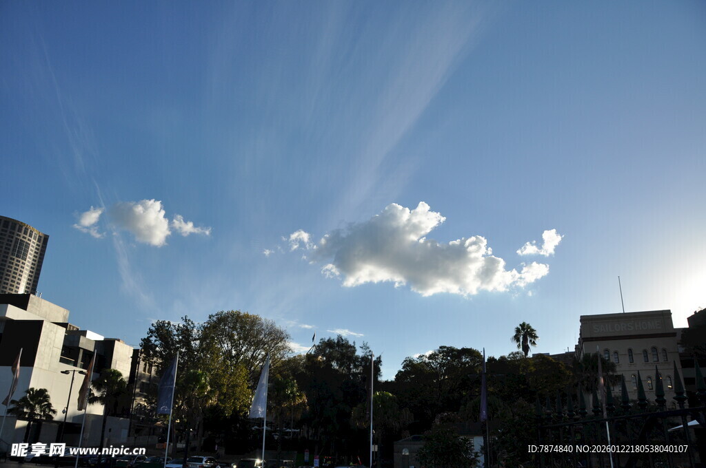 城市蓝天与白云景观
