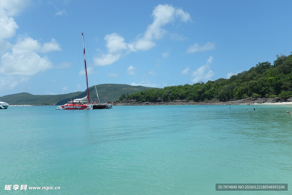 碧海帆船伴青山美景
