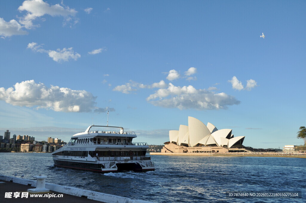 悉尼歌剧院旁的海上游艇