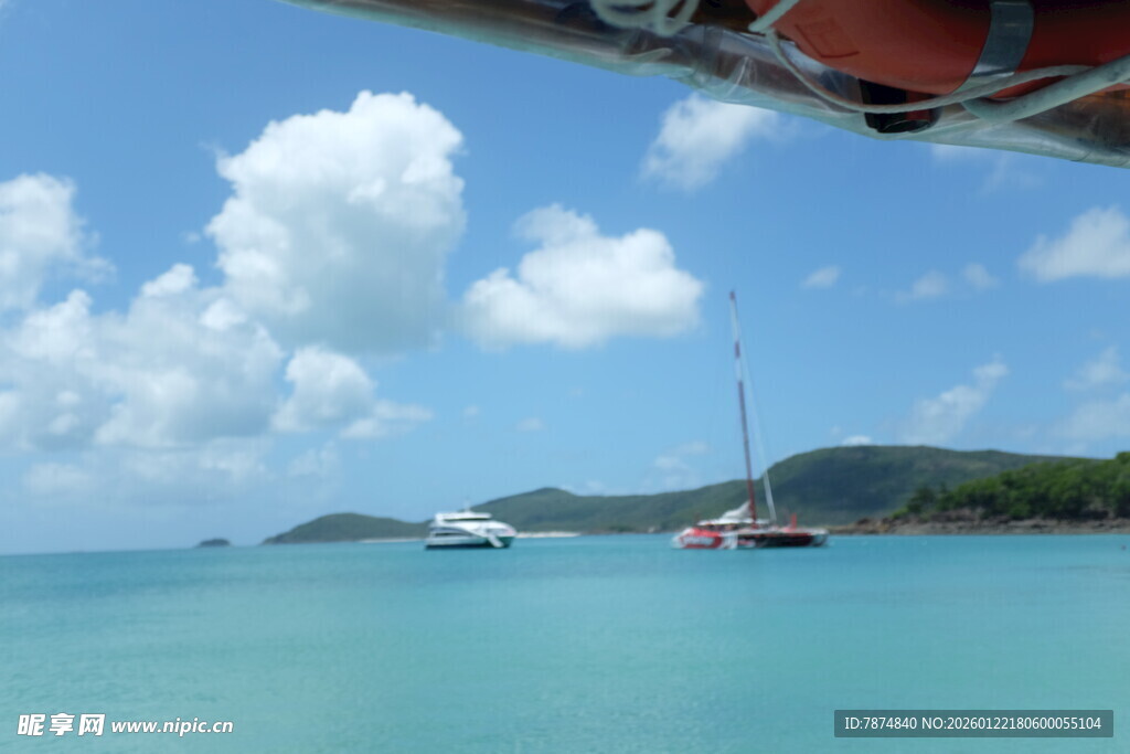 碧海蓝天中的海上风光