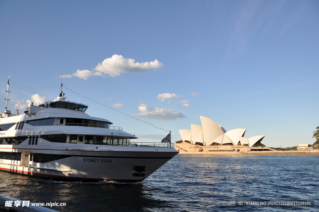 海上豪华游轮与城市景观