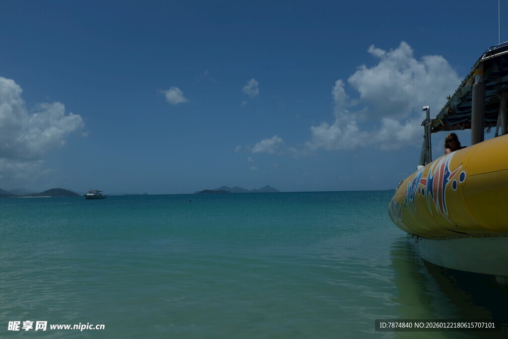海上黄色船只与清澈海水