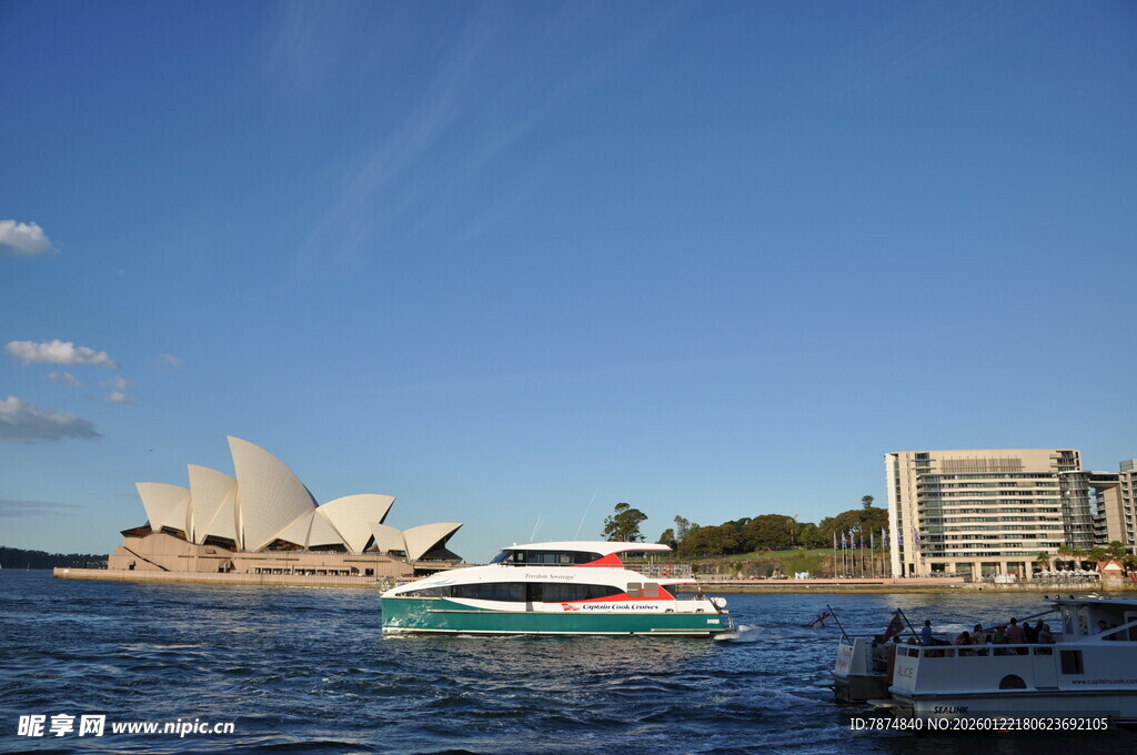 悉尼歌剧院旁的海上风光