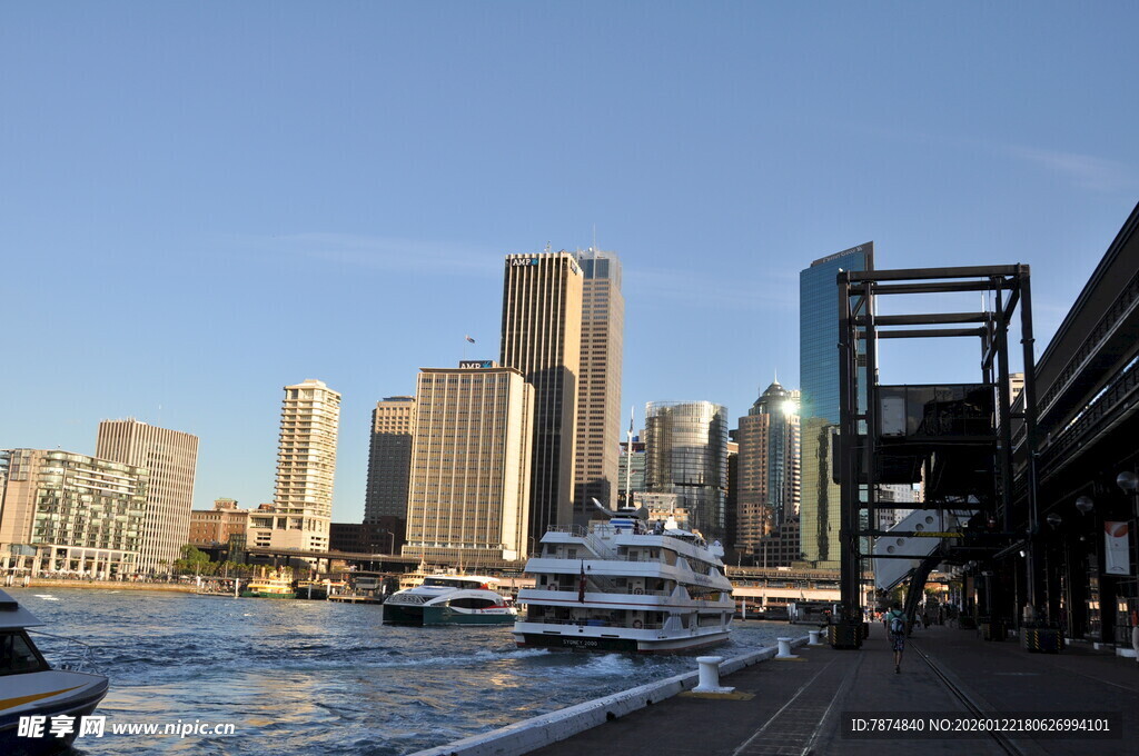 河畔都市风光 船只穿梭
