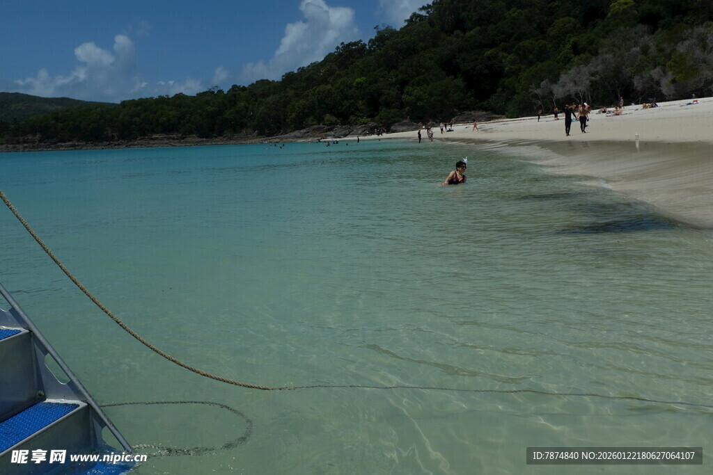 美丽清澈的海滨沙滩景色
